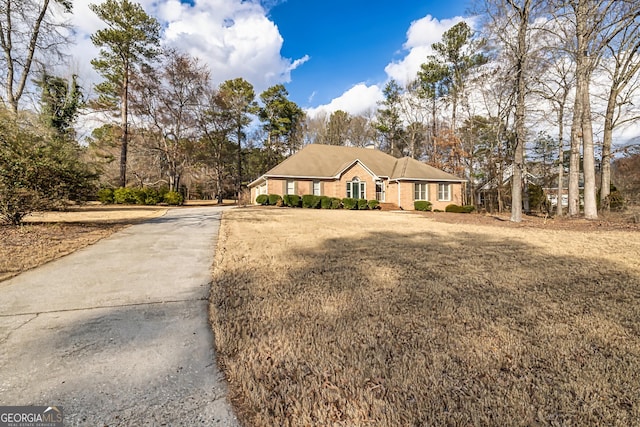 ranch-style house featuring a front lawn