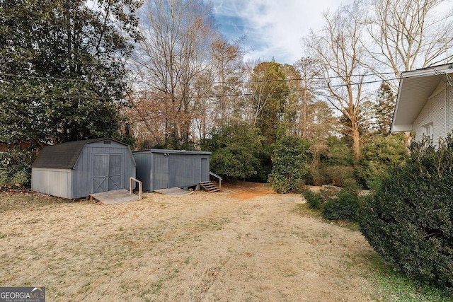 view of yard with a storage shed