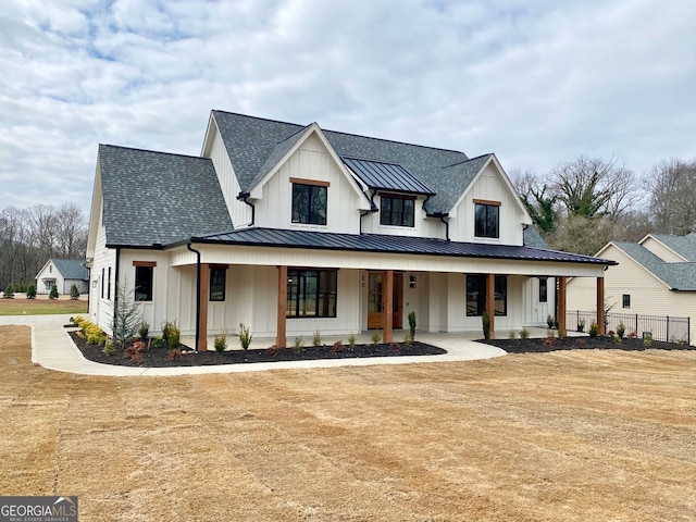 modern inspired farmhouse featuring a front yard and covered porch