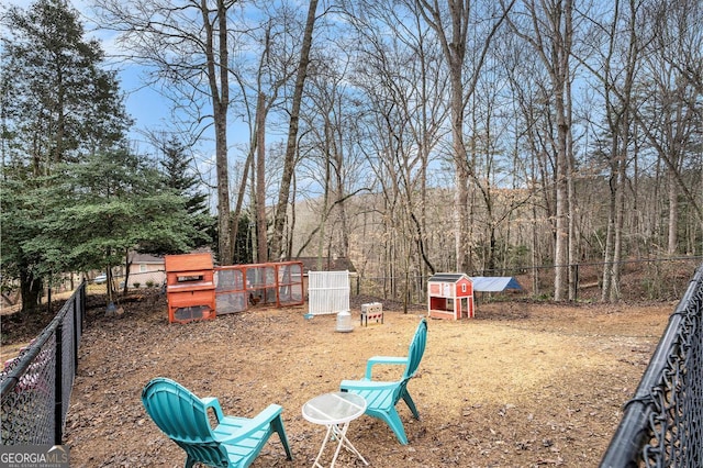 view of yard featuring an outbuilding