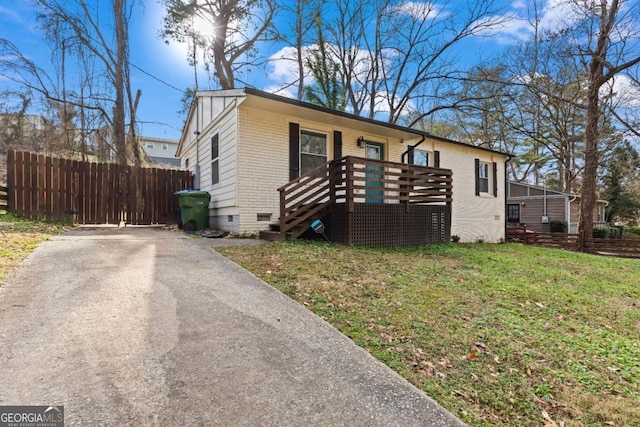 view of front facade featuring a front yard