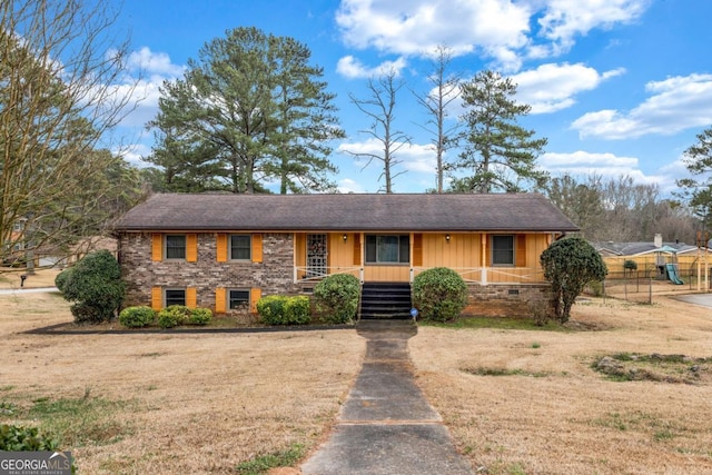 view of front of house featuring a front yard