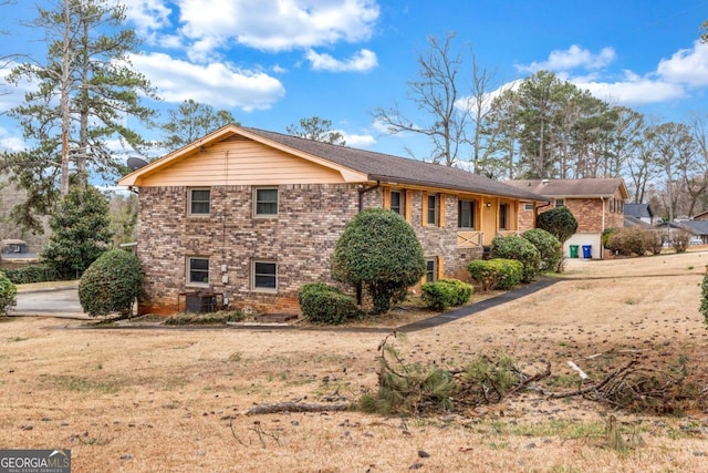 view of front of home with a front yard