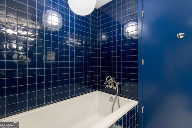 bathroom featuring tiled shower / bath combo