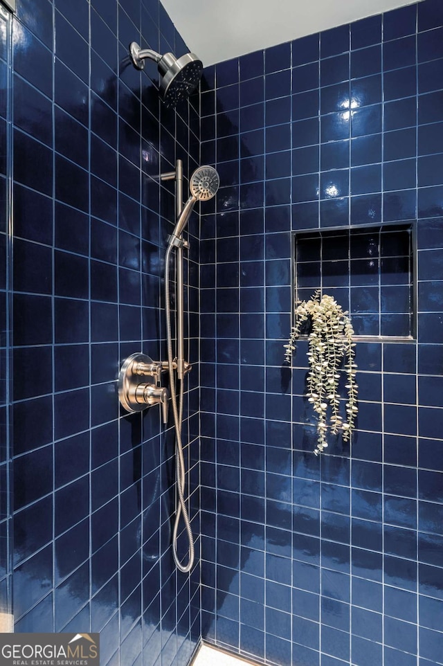 bathroom featuring a tile shower