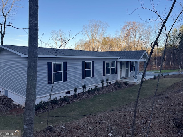 view of front of property with a front lawn