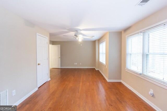 unfurnished room featuring light hardwood / wood-style floors and ceiling fan