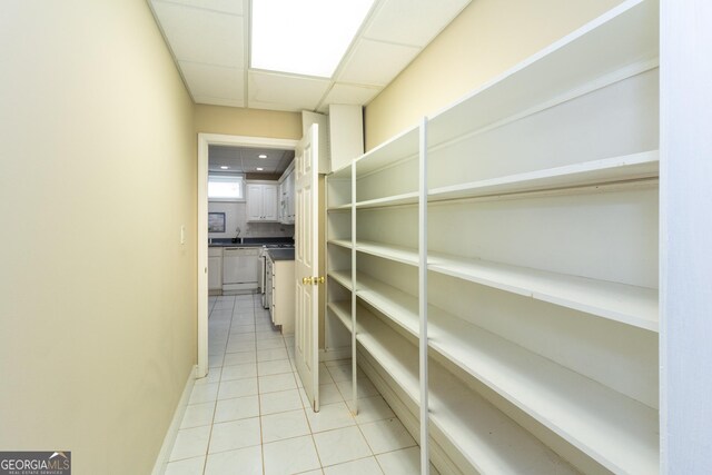 laundry room with cabinets, light tile patterned flooring, and washing machine and clothes dryer