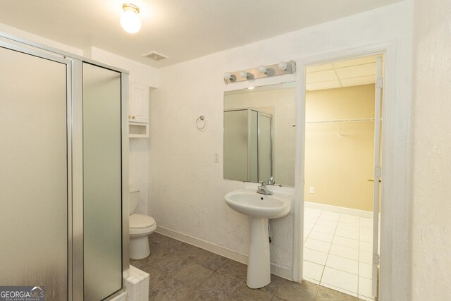 full bath featuring visible vents, toilet, baseboards, a shower stall, and a paneled ceiling