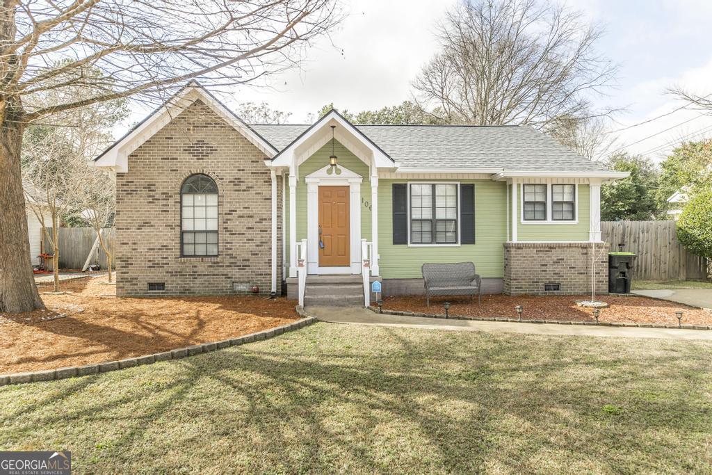 single story home with a front lawn