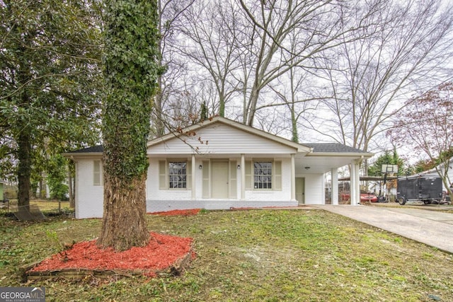 view of front of property with a carport and a front yard