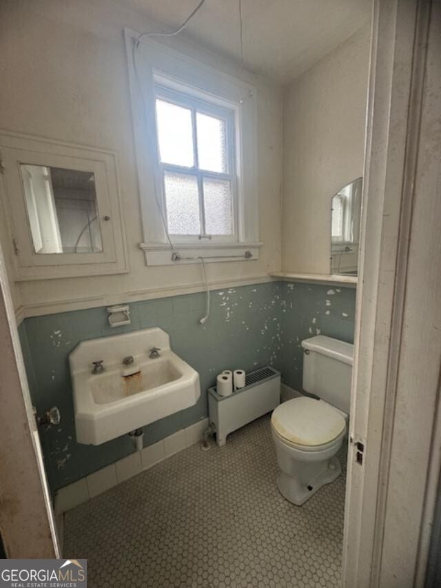 bathroom featuring sink and toilet