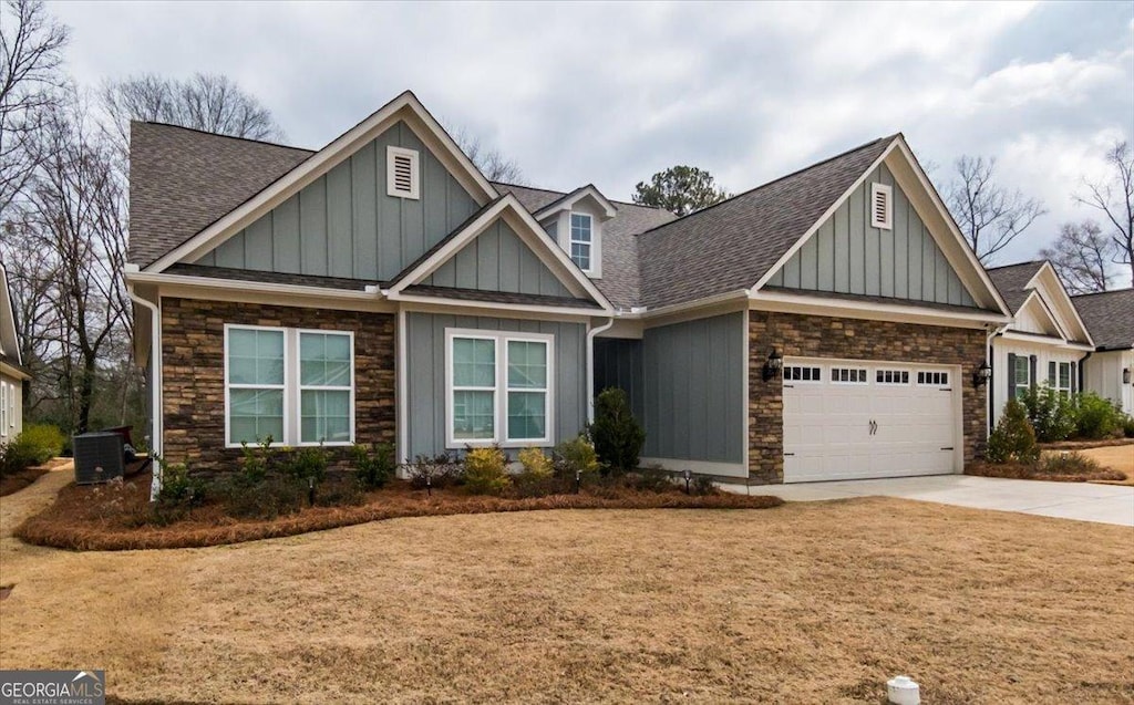 craftsman house featuring central AC unit and a front lawn