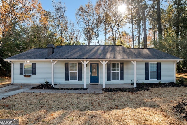 ranch-style home featuring a front yard and covered porch