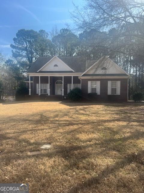 view of front of house featuring a front lawn