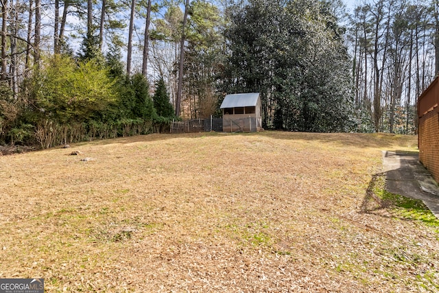 view of yard featuring an outdoor structure