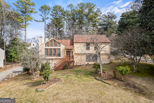 view of front facade featuring a front lawn