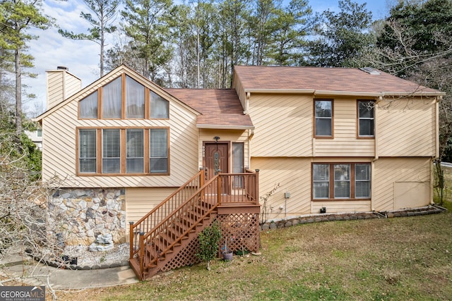 bi-level home with a front yard