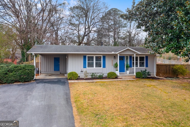 ranch-style home with a front yard