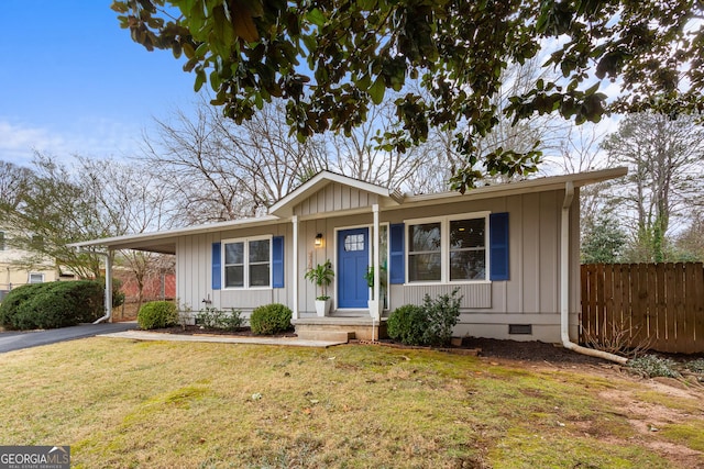 ranch-style home featuring a front lawn