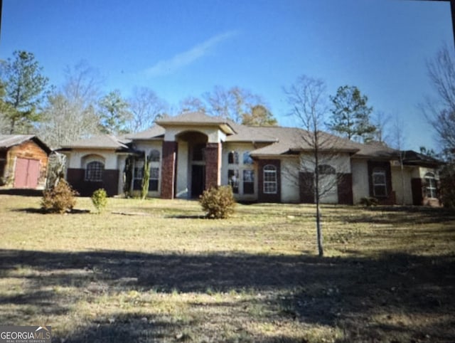 view of front of house featuring a front lawn