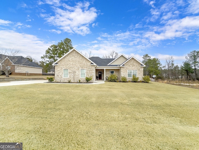 view of front of home featuring a front lawn