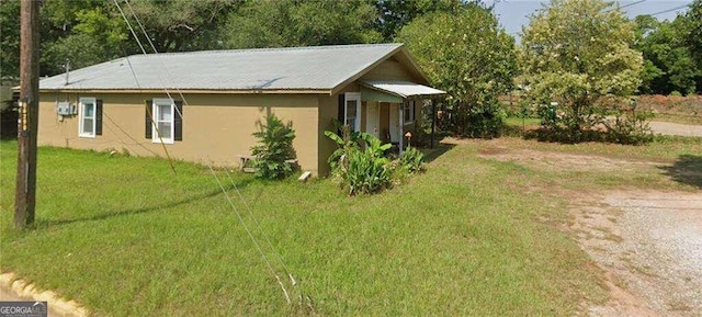 view of side of property featuring a lawn