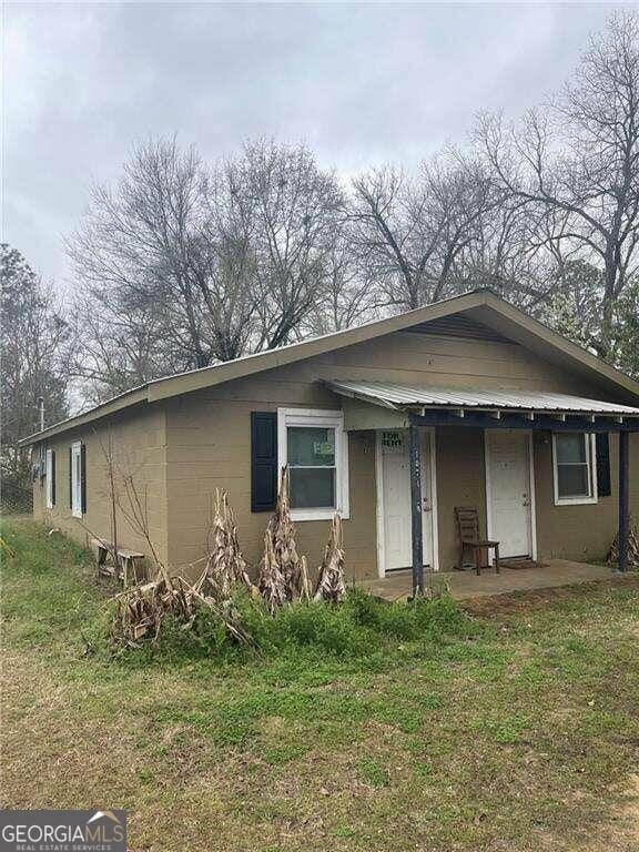 view of front of home with a patio area and a front yard