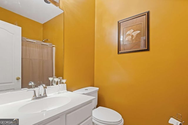 bathroom with a shower with curtain, vanity, and toilet