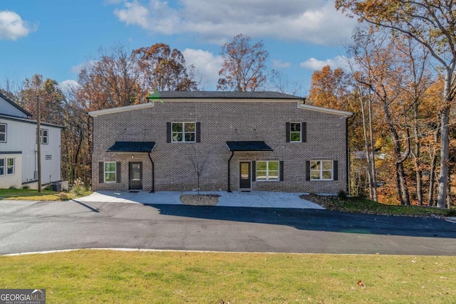 view of front of house with a front yard