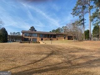 view of front of house featuring a front lawn