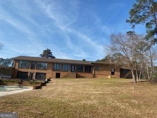 view of front of house featuring a front lawn