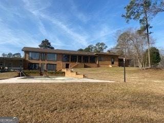 ranch-style house featuring a front yard