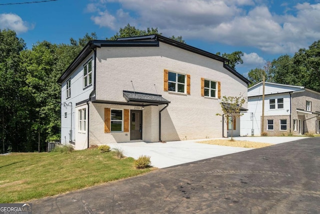 view of front of home featuring a front lawn