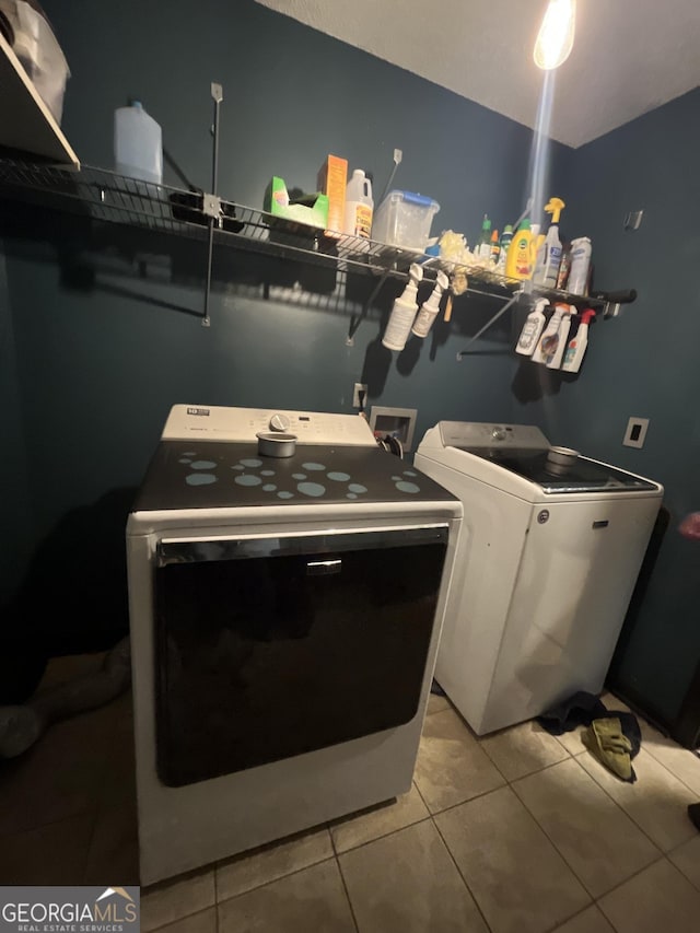 laundry room with light tile patterned floors and independent washer and dryer