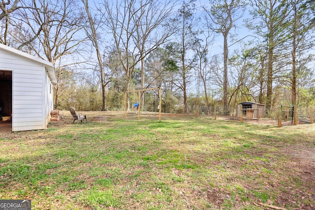 view of yard featuring an outbuilding