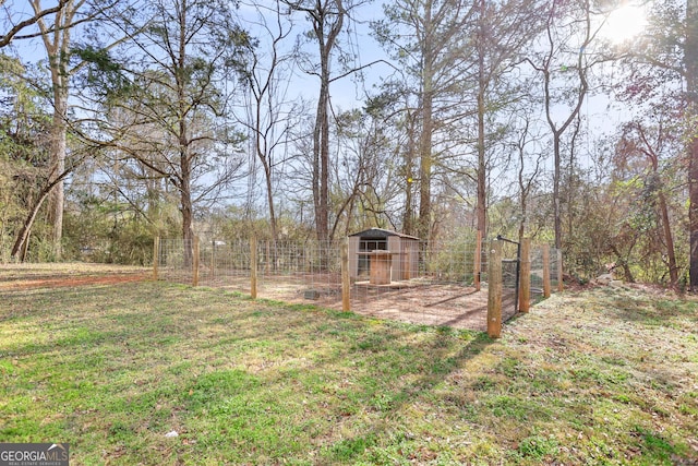 view of yard with an outdoor structure