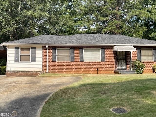 single story home with a front yard