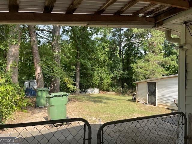 view of yard with an outbuilding