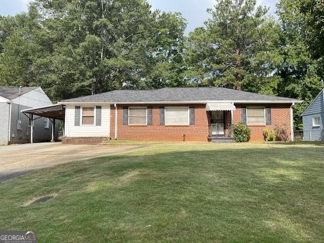 ranch-style house featuring a front lawn and a carport