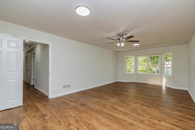 unfurnished room with dark wood-type flooring and ceiling fan