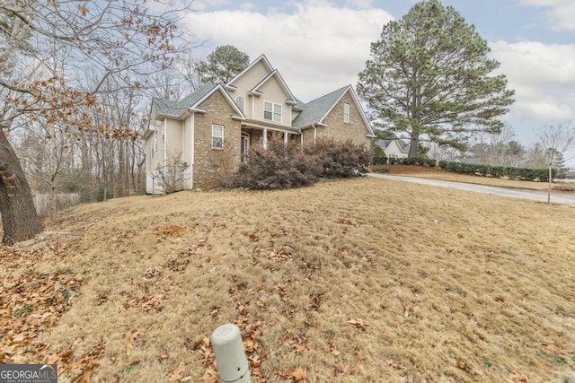 view of front of property featuring a front yard