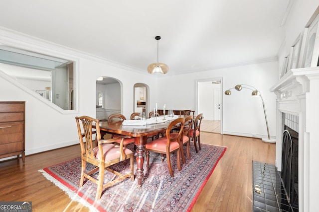 dining area with crown molding and light hardwood / wood-style flooring