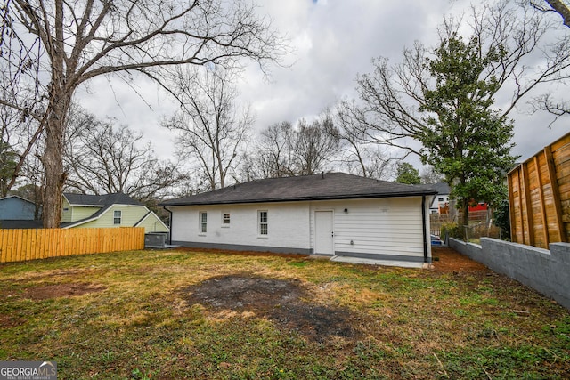 back of house featuring a yard