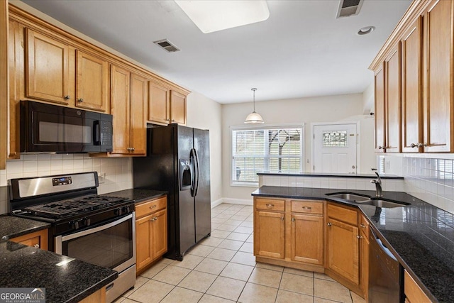 kitchen with sink, decorative light fixtures, black appliances, kitchen peninsula, and backsplash