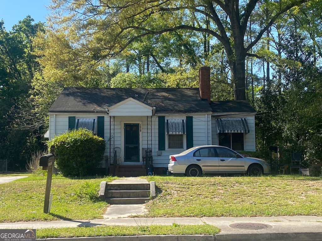 view of front of house featuring a front yard