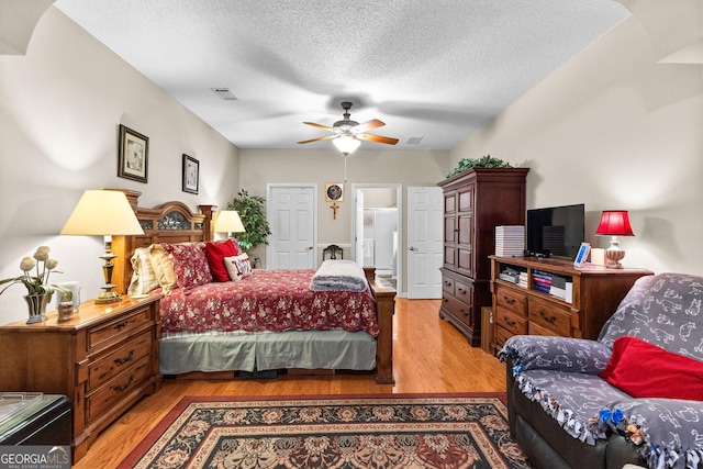 bedroom featuring ceiling fan, a textured ceiling, and light hardwood / wood-style floors