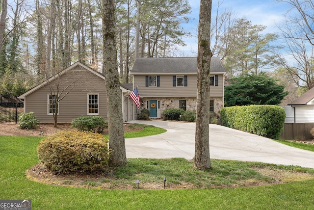 view of front of property featuring a front lawn