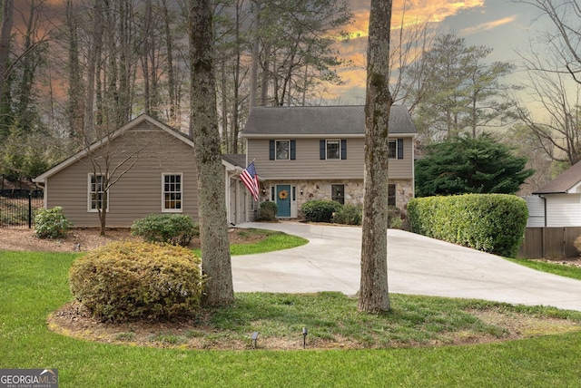 view of front of house featuring a yard