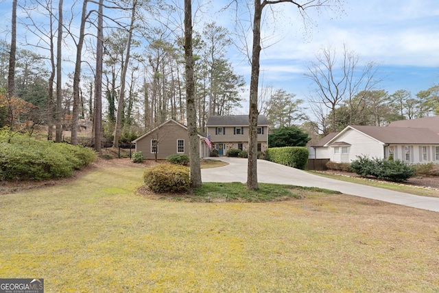 view of front of home featuring a front lawn